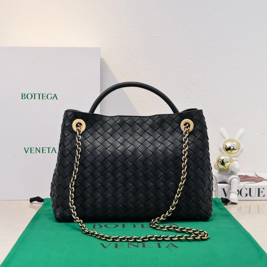 Batch 2460 BOTTEGA VENETA 2024 spring and summer new small ANDIAMO chain bag is also available! 🔥🔥I believe many friends have been waiting for a long time. The metallic chain adds a touch of sophistication to the original softness and elegance of Andiamo. The collision of classic craftsmanship and elegance creates a different kind of beauty. Style number: 6009 Size: 32*24*12cm